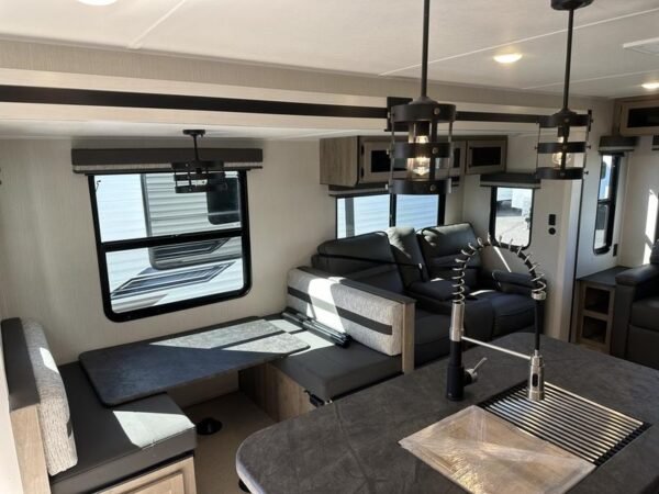 2025 Palomino Puma 31RLQS - Image 8